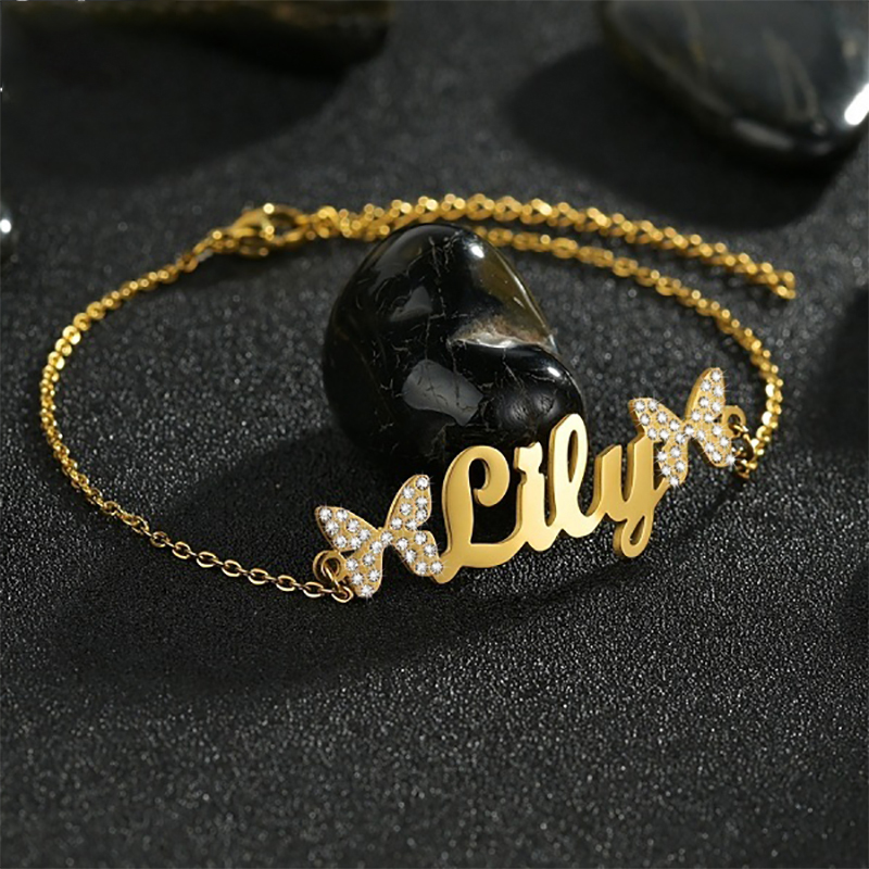 مجموعة مجوهرات مخصصة للنساء من - مراجعة Engraved Name Necklace وسعره